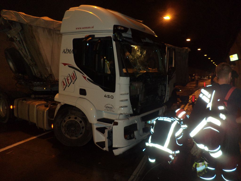 FOTO: Tovornjakarja preživela nesreči