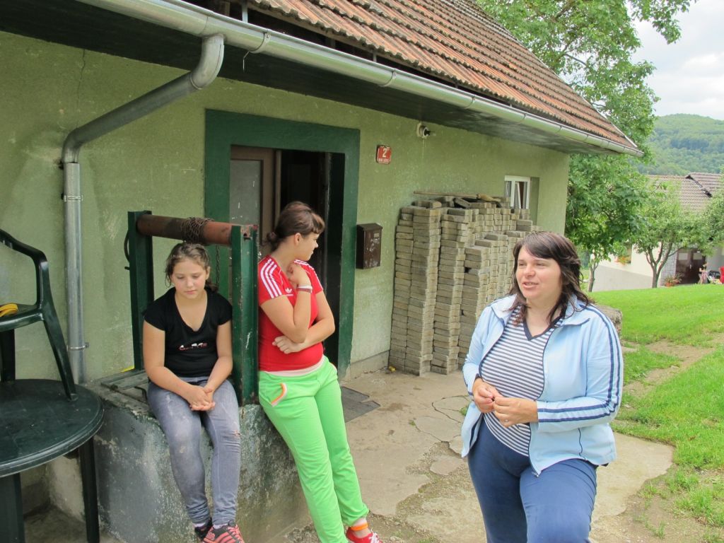 Oče umrl, otroci brez  stranišča in kopalnice