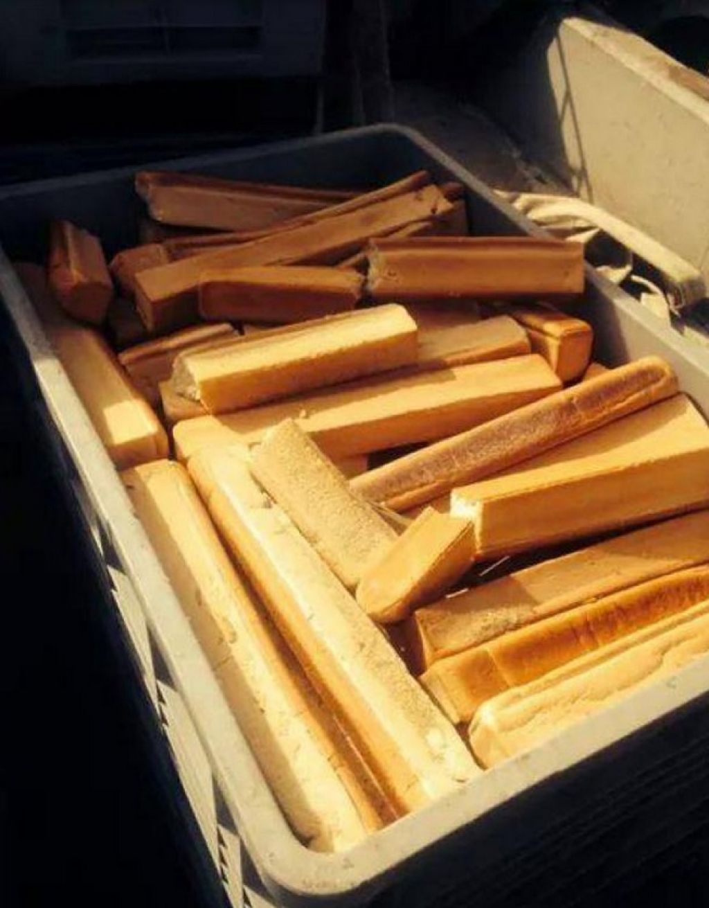 FOTO: Štruce kruha v smetnjakih