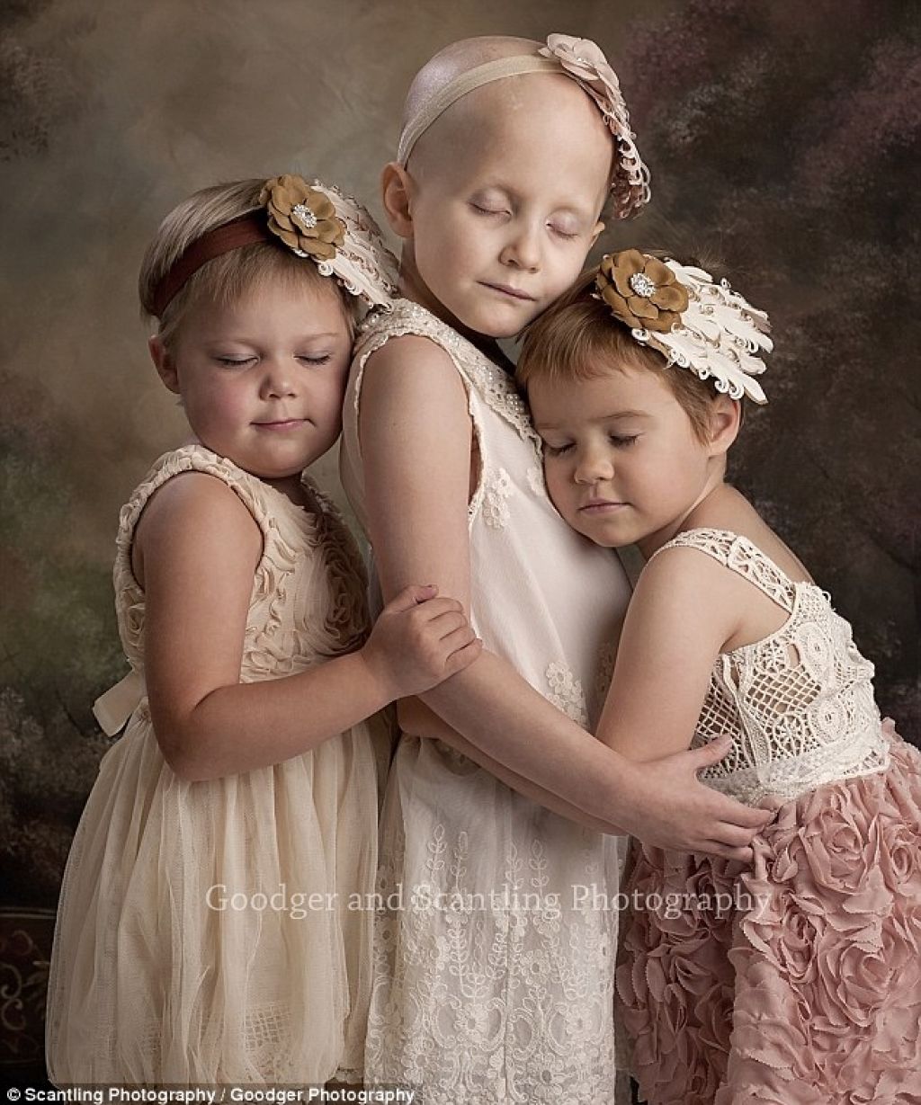 VIDEO: Rak je deklice združil, skupaj so ga premagale