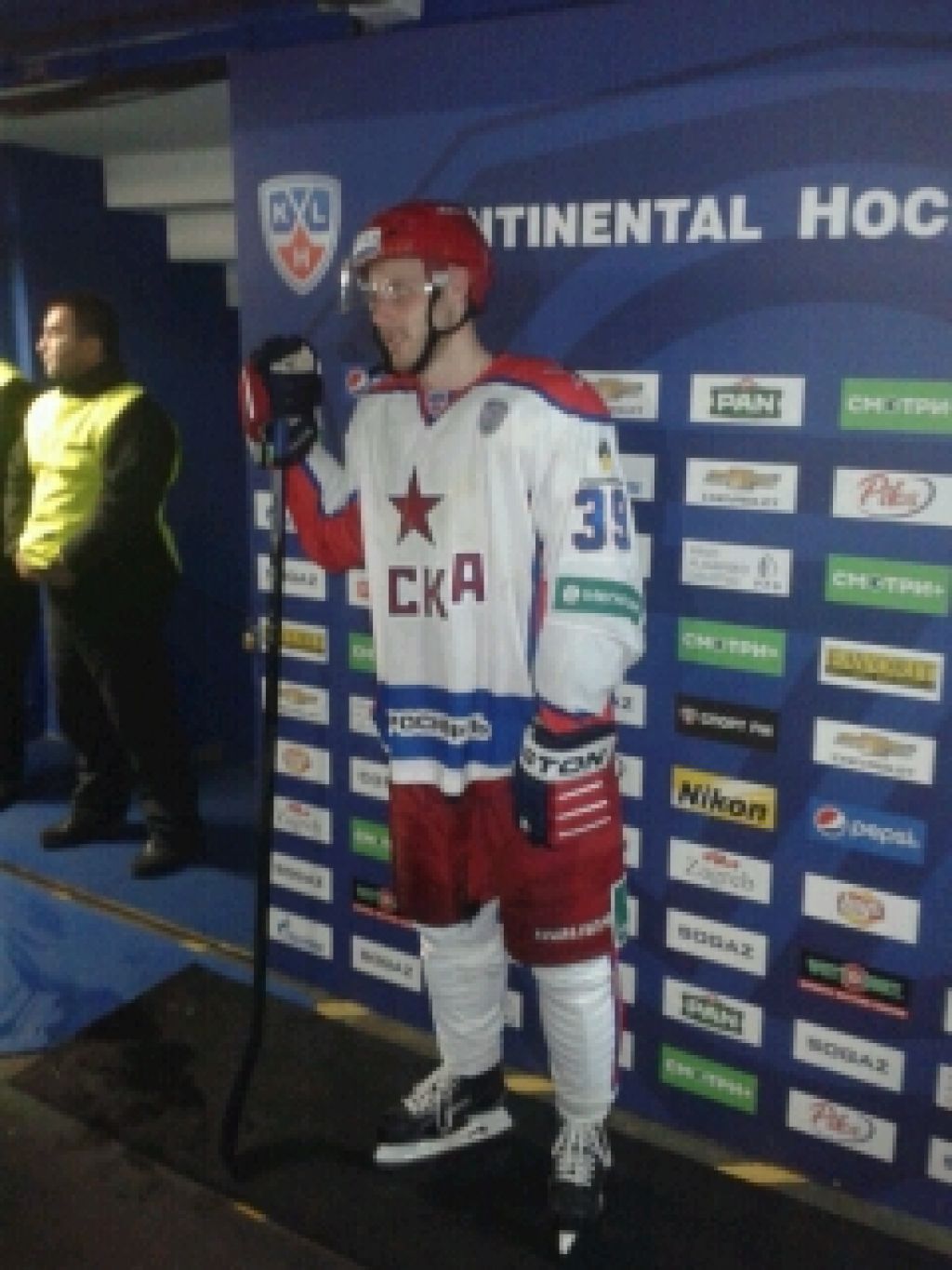 Jan Muršak navdušuje med zvezdniki lige KHL