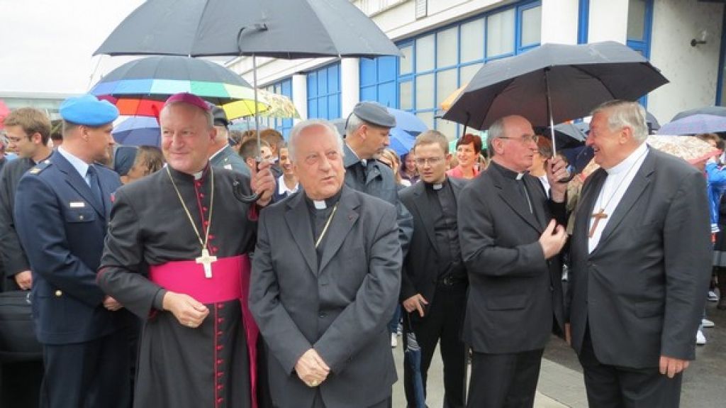 Cerkev čaka nadškofa, morda ju prinese Miklavž