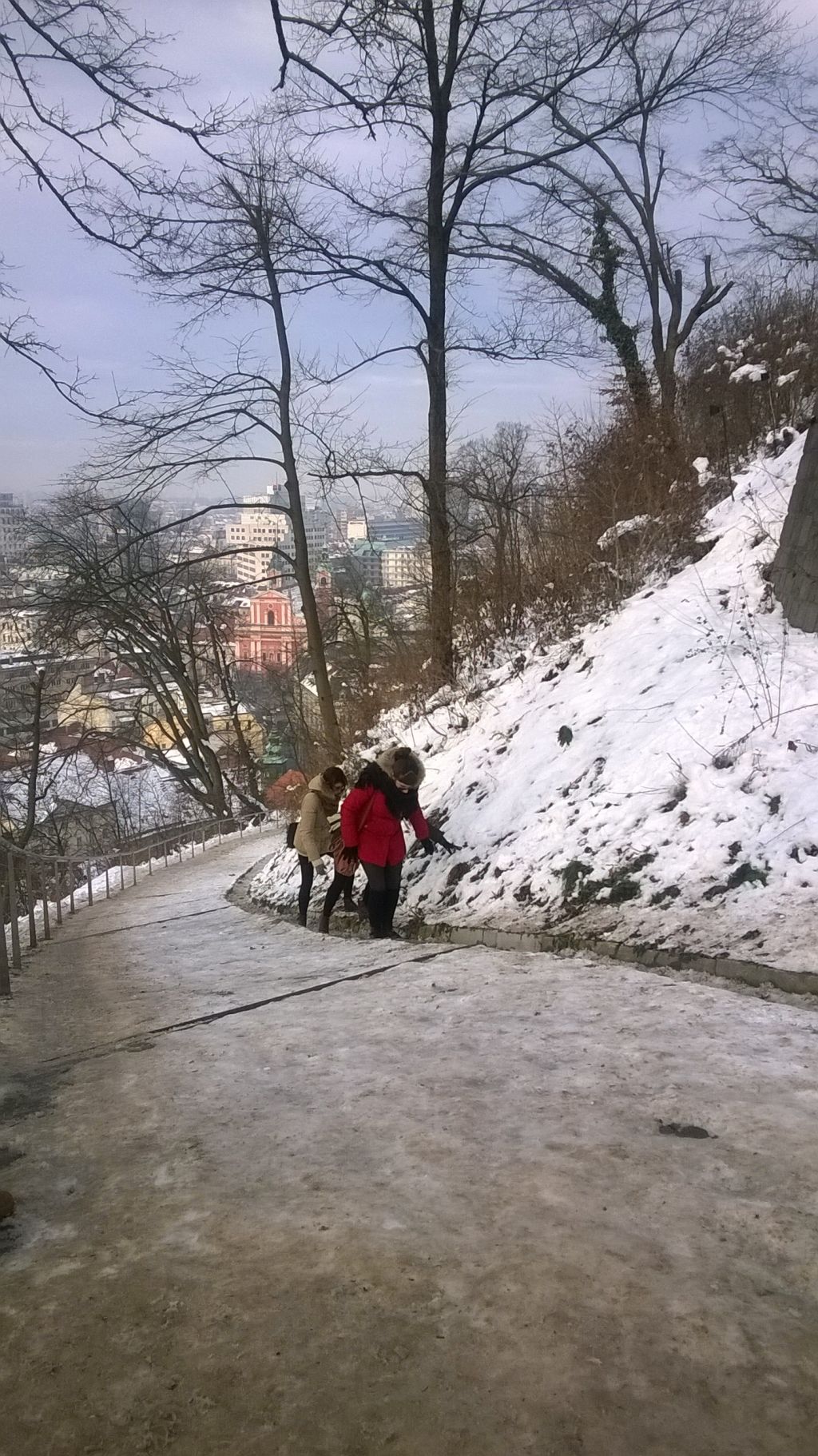 Novoletni turisti bentili  po poti na Ljubljanski grad