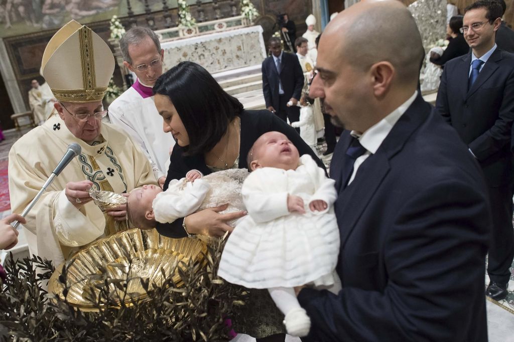Sveti oče  zagovarja  dojenje tudi  v cerkvah
