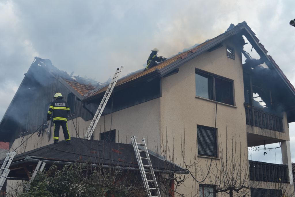 Hiša zagorela zaradi pepela na balkonu