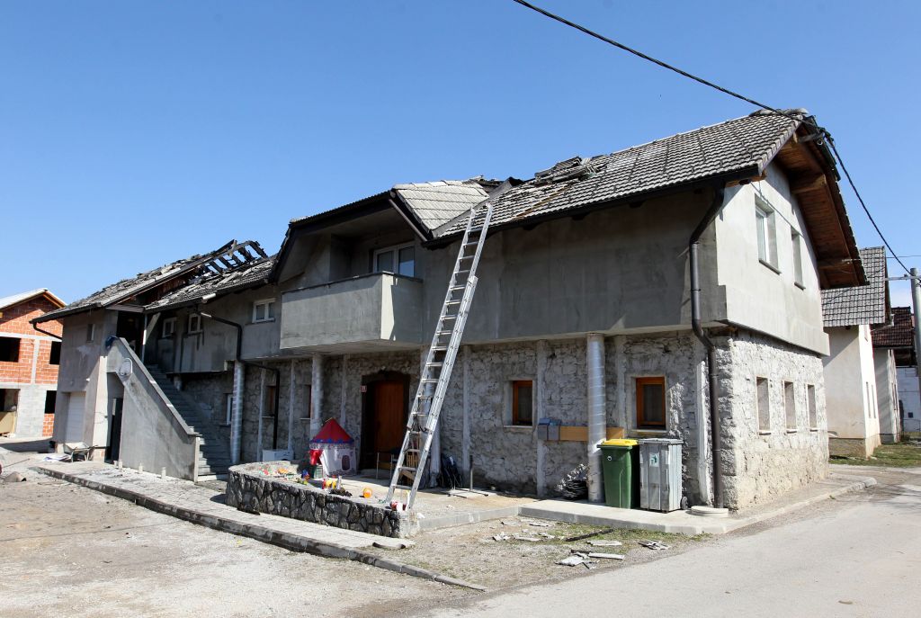 FOTO: Petim otrokom je že drugič pogorel dom