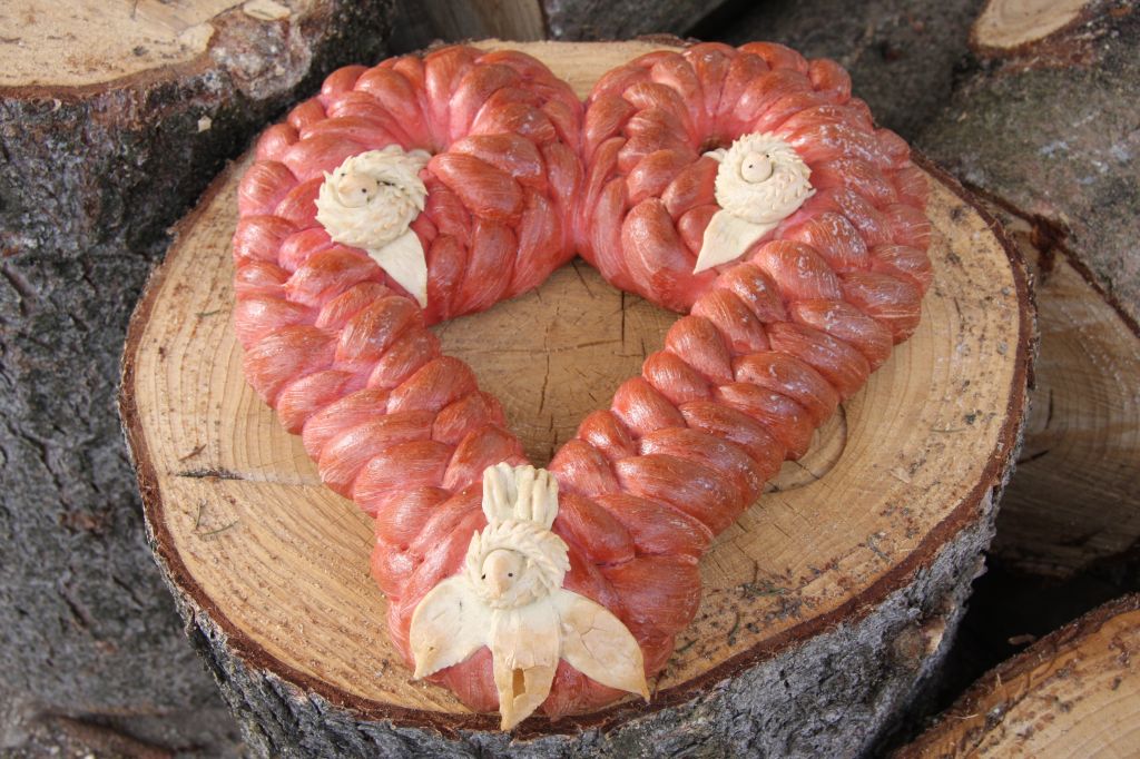 Kruh iz cvetličnega lončka in rdeče srce