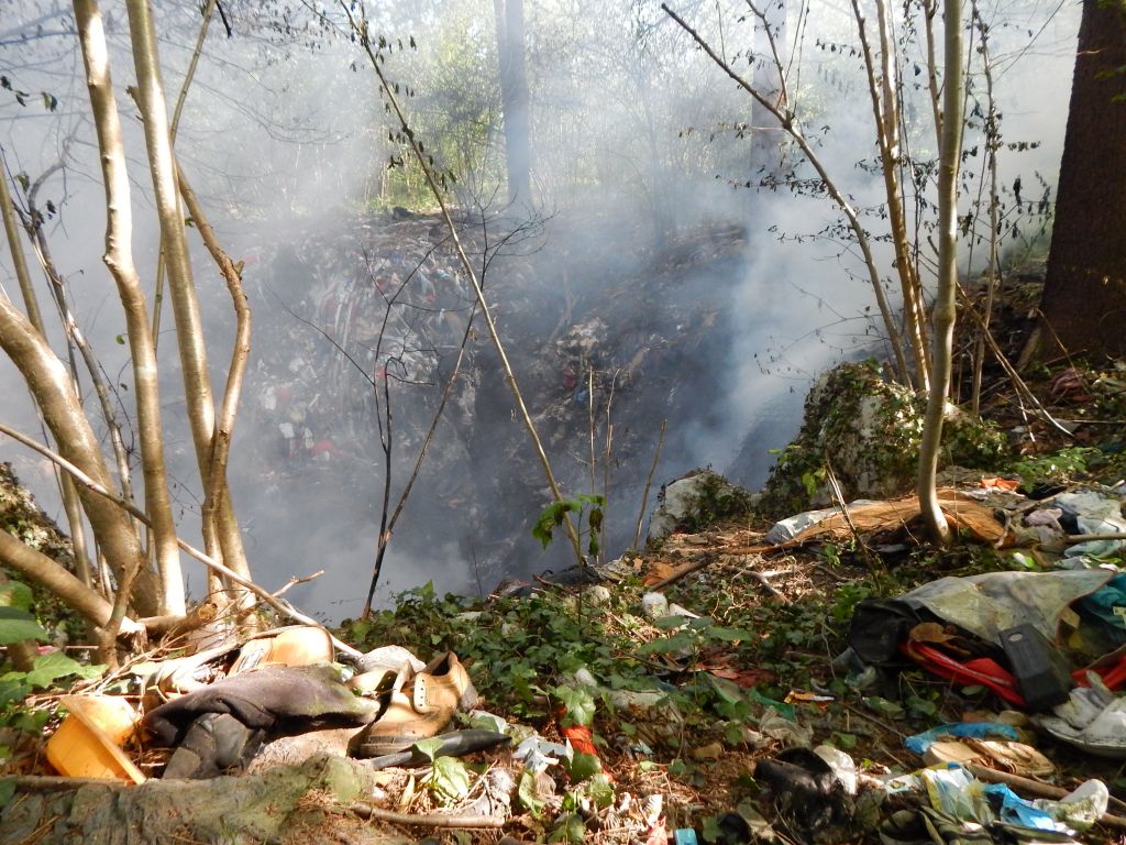 Požar na deponiji ogroža osem otrok