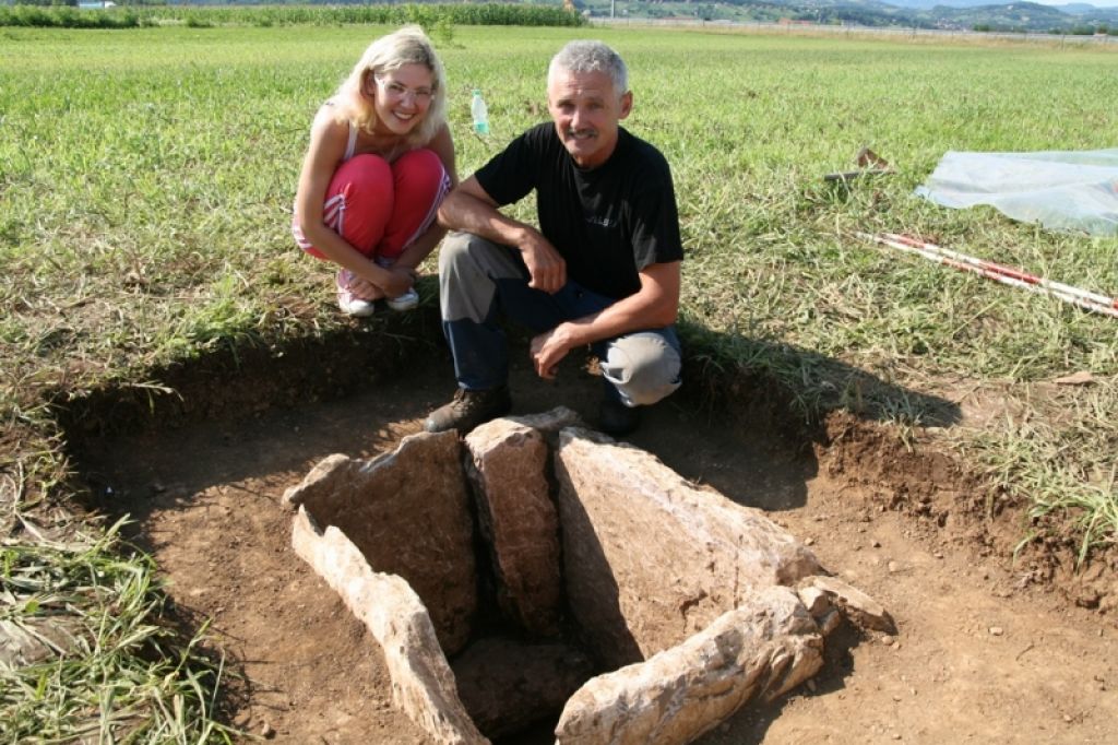 Zakladi Slovenije: kamnita grobnica