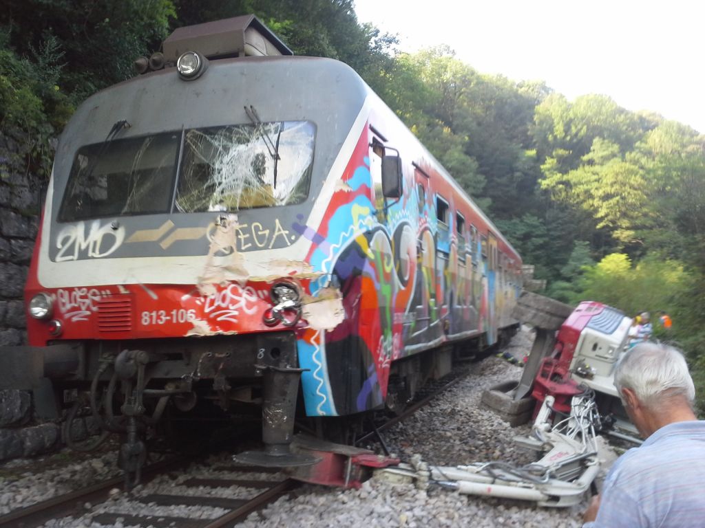 FOTO: Vlak trčil v bager, delavcu odtrgalo roko