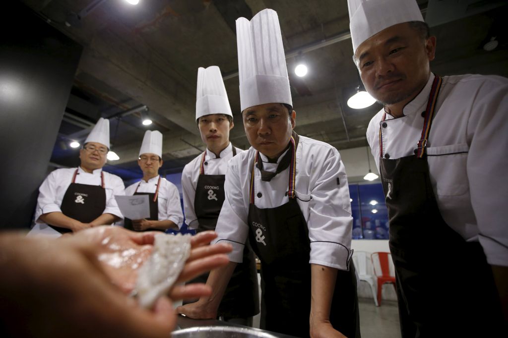 Korejski moški začenjajo kuhati