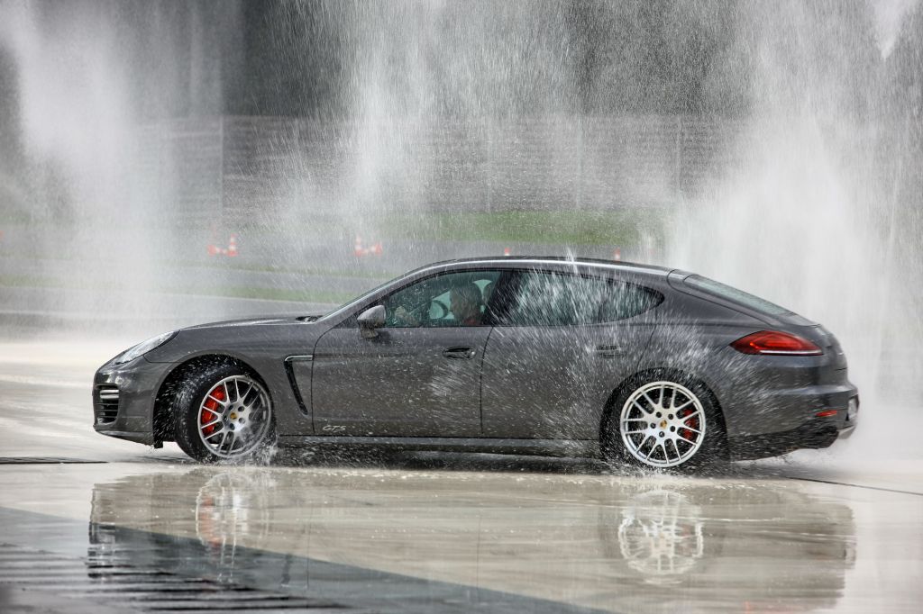 Porsche: Dirkalniki,  športna terenca,  limuzina  in hibridi