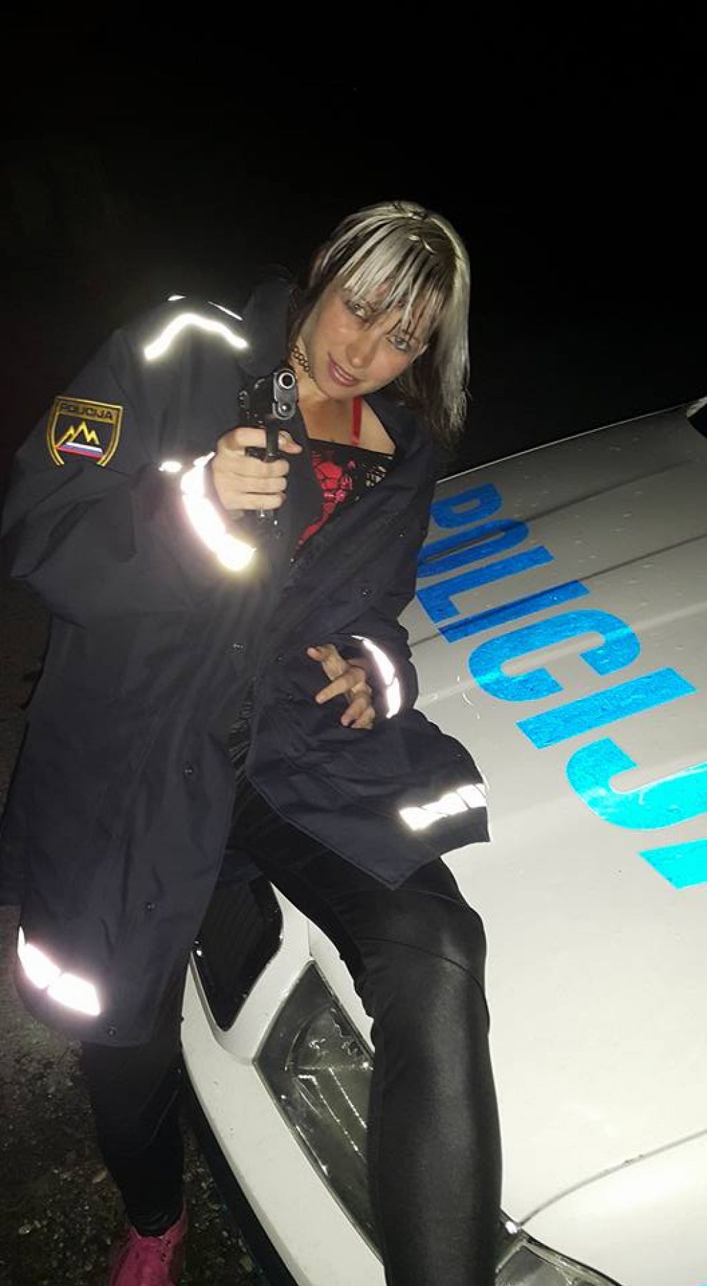FOTO: Slekla policista in pozirala s pištolo!