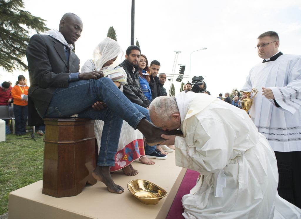 Papež umil noge 11 migrantom