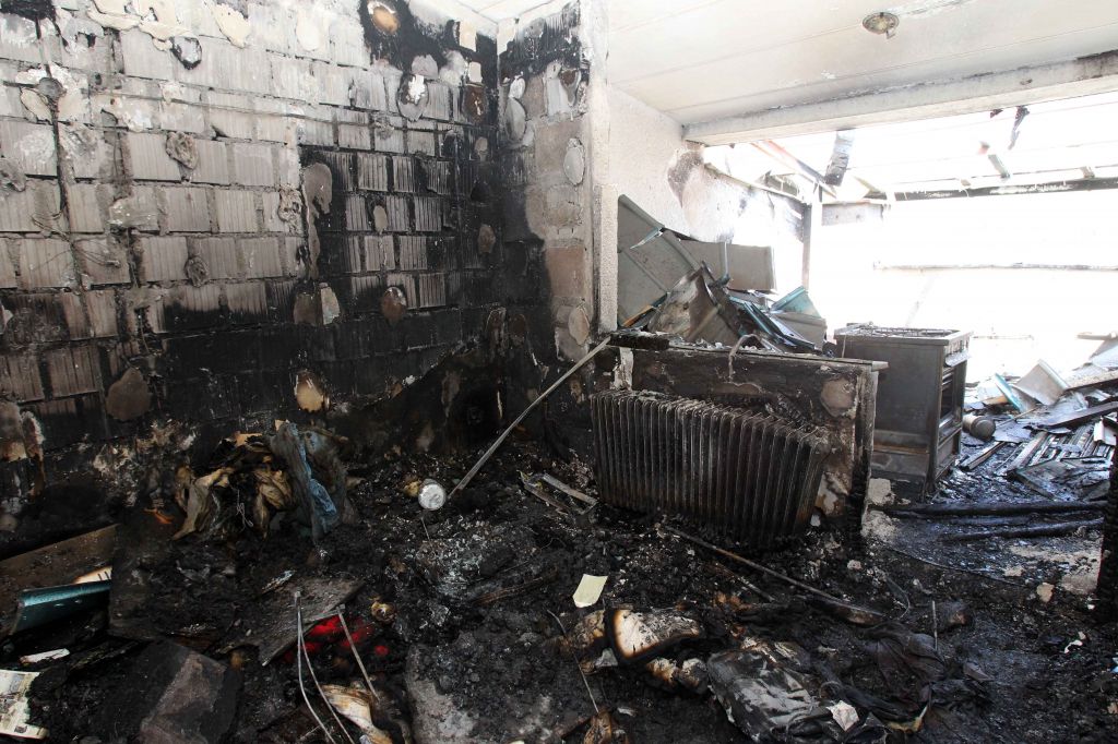 FOTO: Zažgal blok in v pižami pričakal policiste