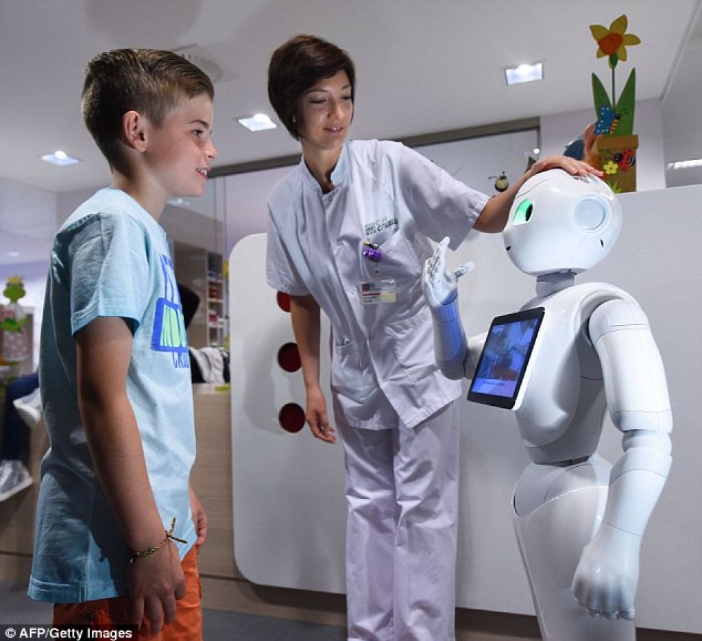 VIDEO: Bolnišnični robot, ki vas usmerja in tolaži