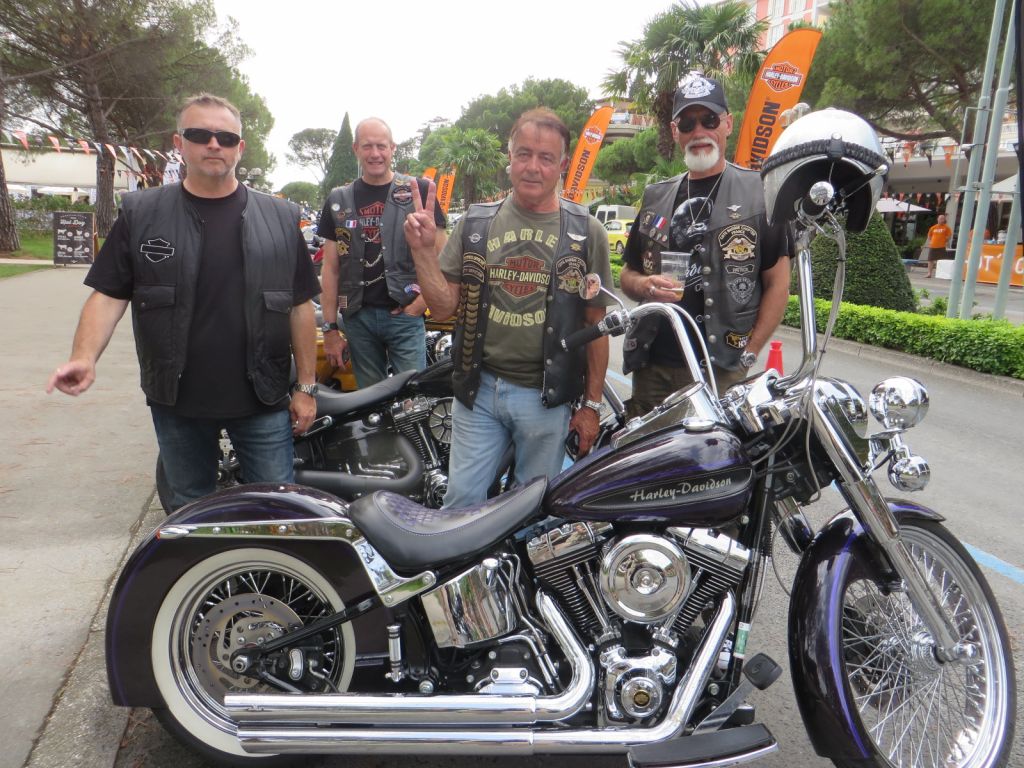 Na Obali postavili celo vas Harley Davidson