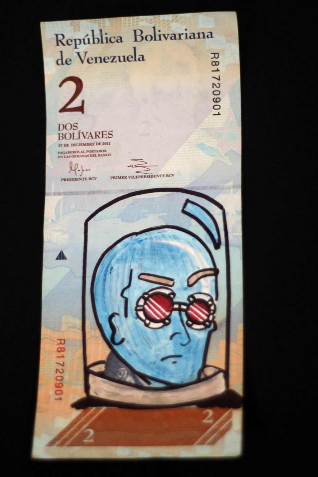 FOTO: Superjunake riše na ničvredne bankovce