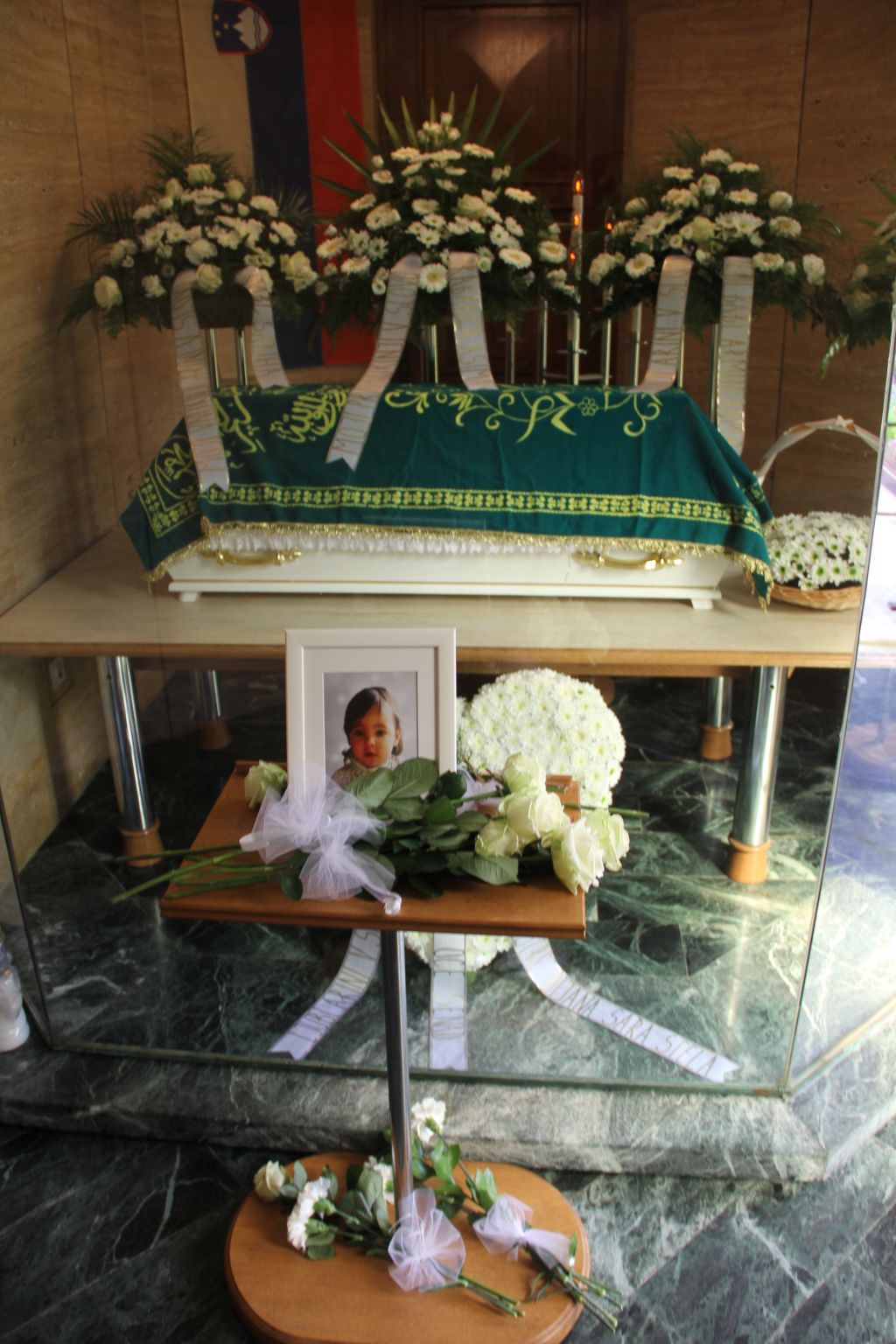 FOTO: Ženske, ki je rodila malo Arino, na pogreb ni bilo