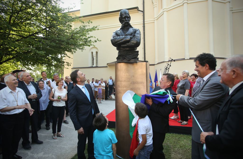 Mednarodni škandal: v Ljubljani postavili spomenik s slovnično napako