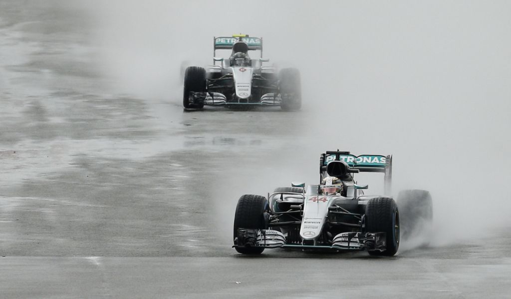 Hamilton zmanjšal Rosbergovo prednost