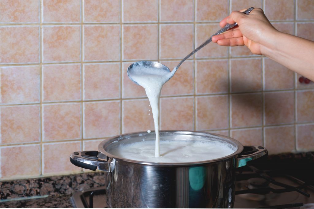 Kislo mleko nastaja 24 ur, za jogurt mleko zavremo