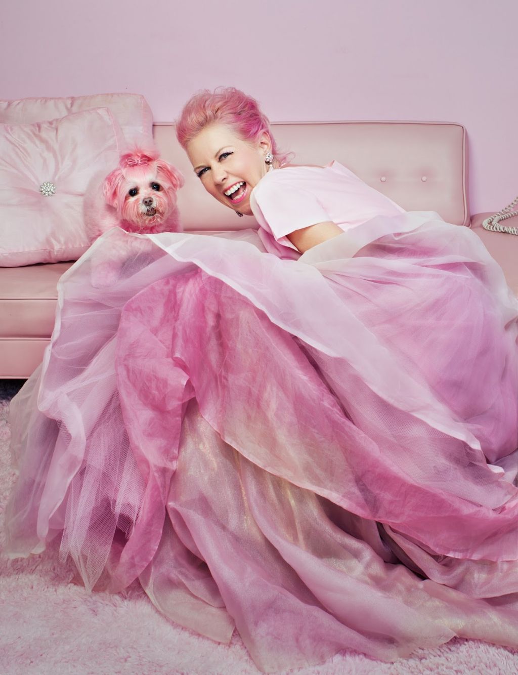 Vse v njenem domu je rožnato, tudi pes