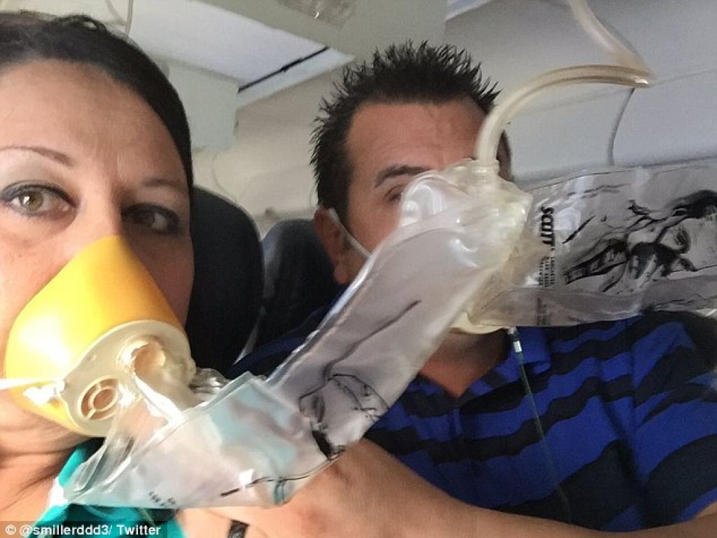 FOTO: Motor letala je kar razneslo, a brez selfijev ni šlo