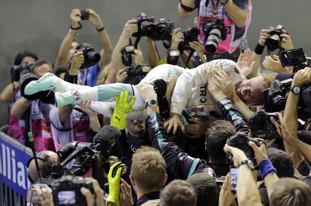 Rosberg ob jubileju prehitel Hamiltona
