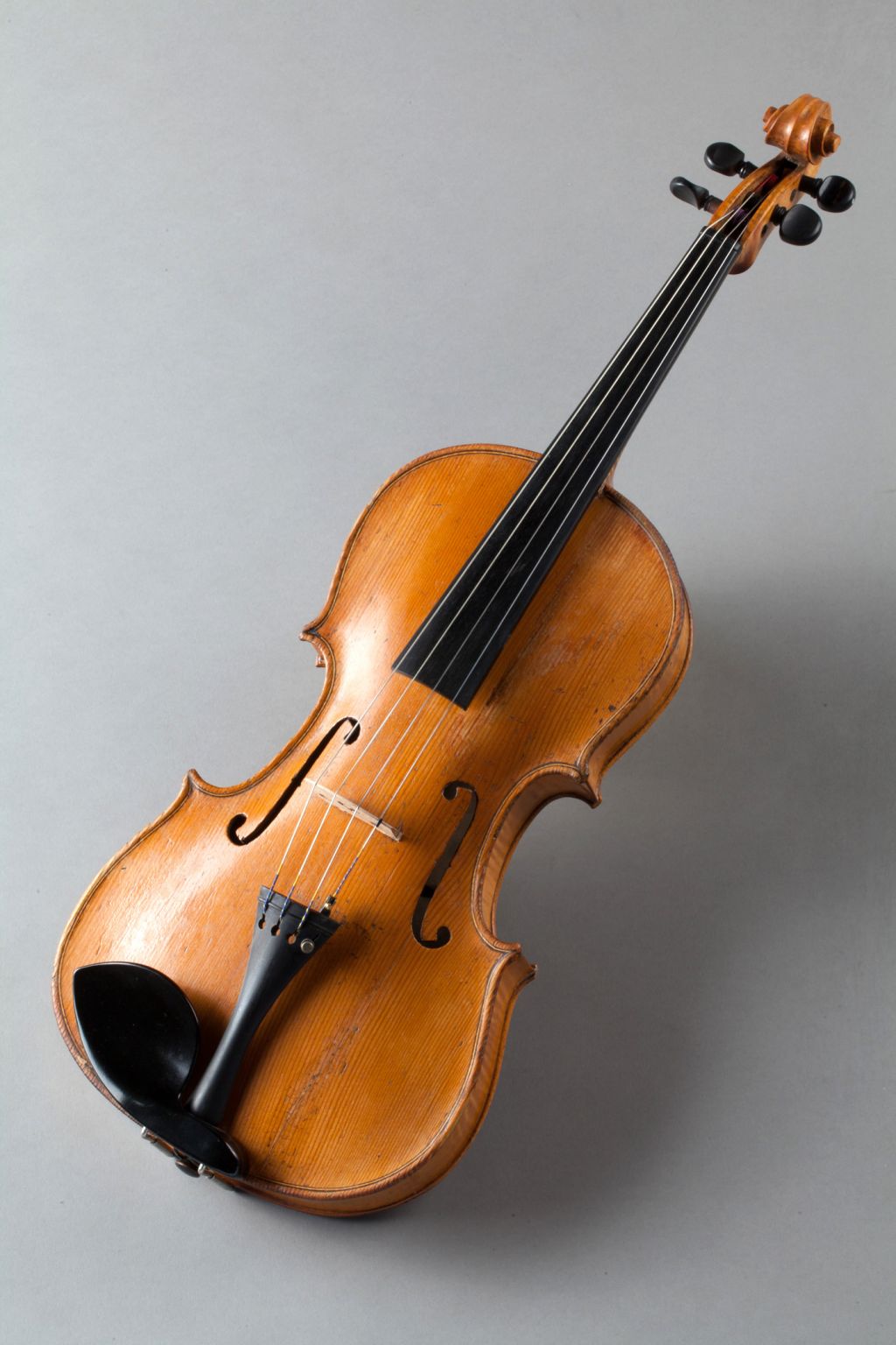 Za violo iz leta 1843 plačali 50 tisočakov