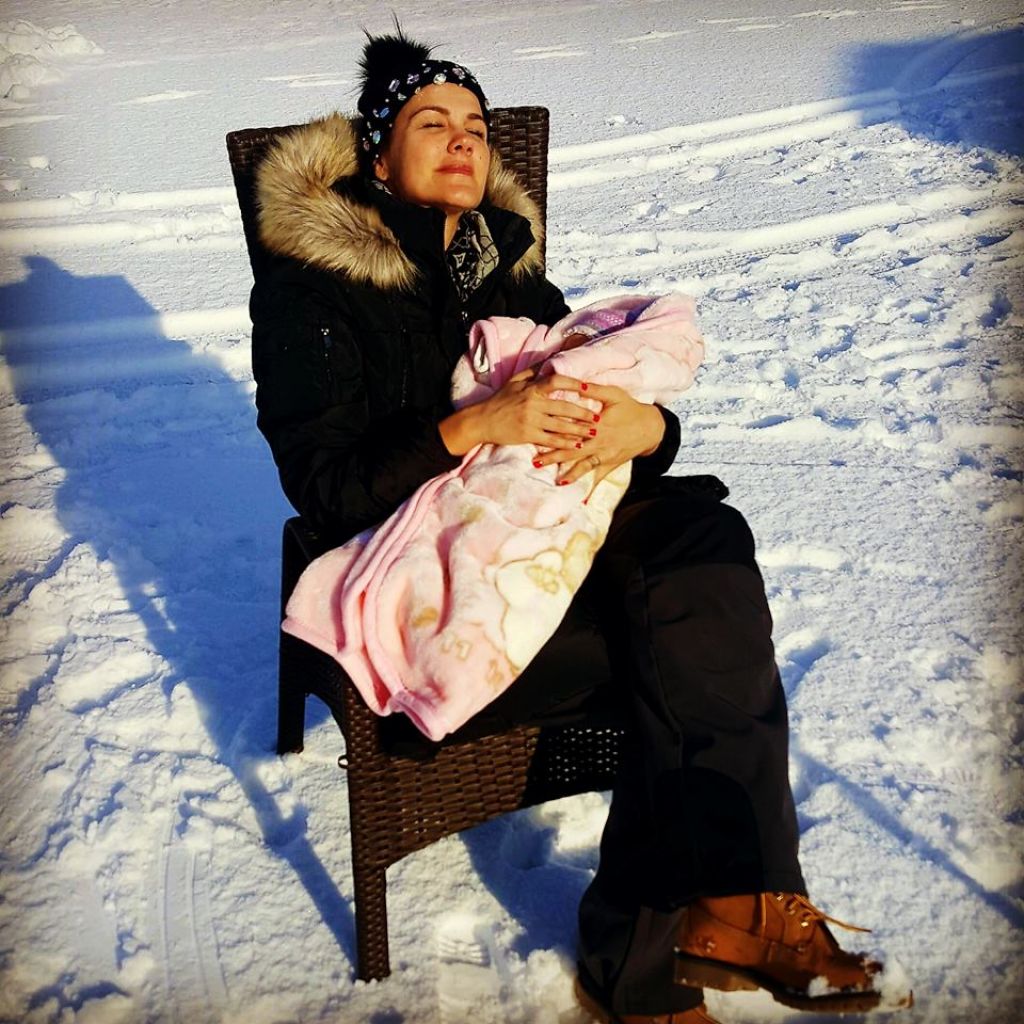 Rebeka Dremelj s Sijo uživa v zimskih radostih