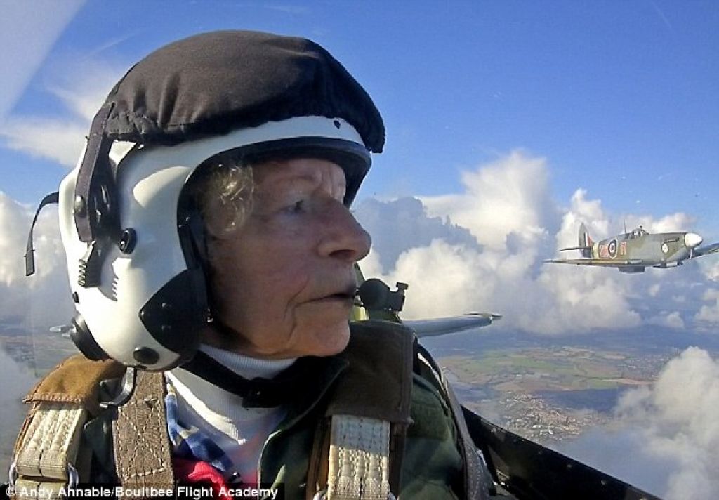Za 100. rojstni dan je  pilotirala vojaško letalo