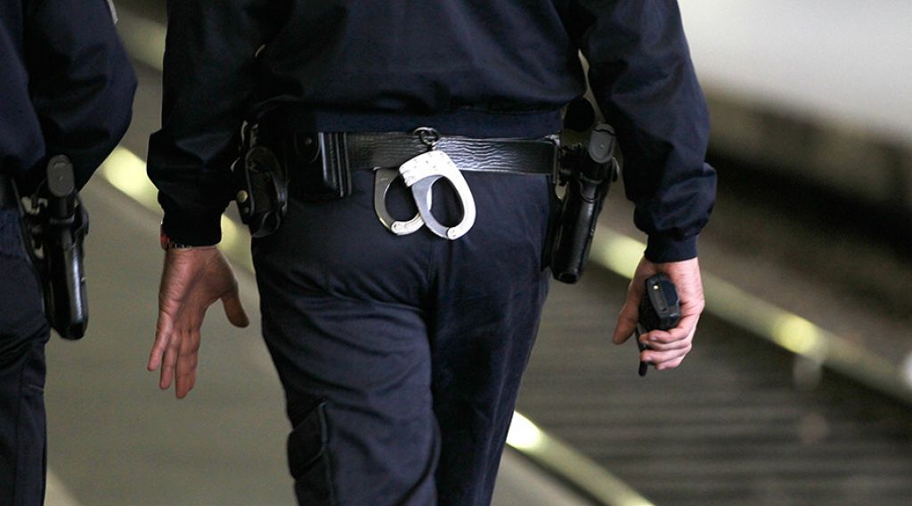 VIDEO: Policisti naj bi ga zlorabili s pendrekom