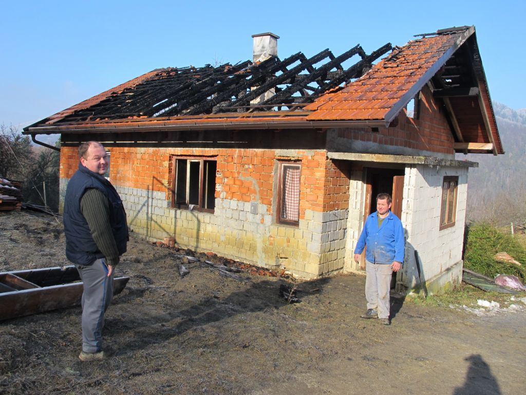 FOTO: Romanu zgorel obnovljeni dom