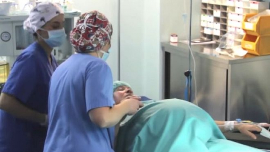 VIDEO: 64-letna rodila dvojčka