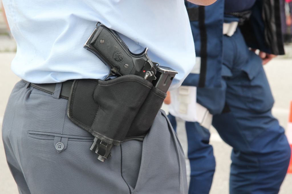 FOTO: Policist: vzemi mi pištolo, če si upaš!