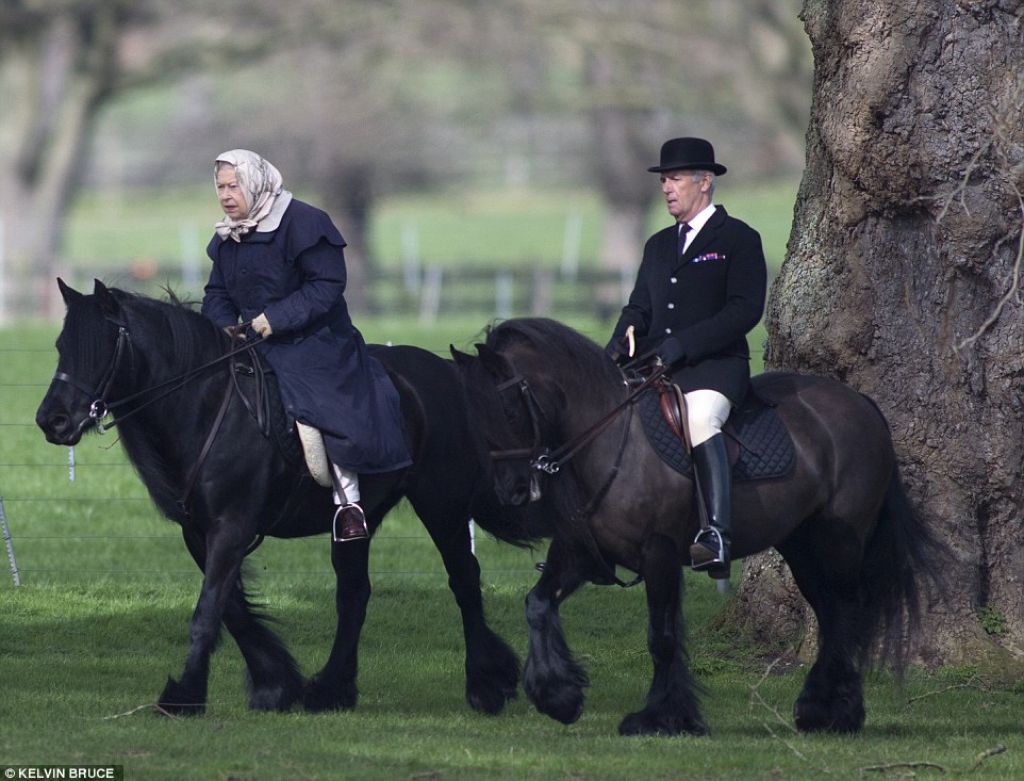 FOTO: Kraljica pri 90 letih na konju brez čelade