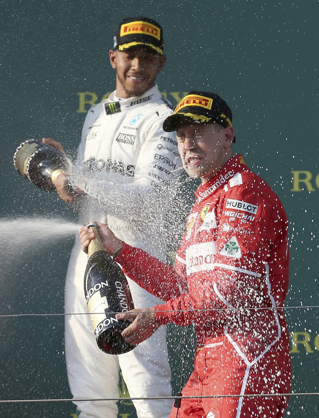 Vettel izkoristil znanje in Hamiltonove težave