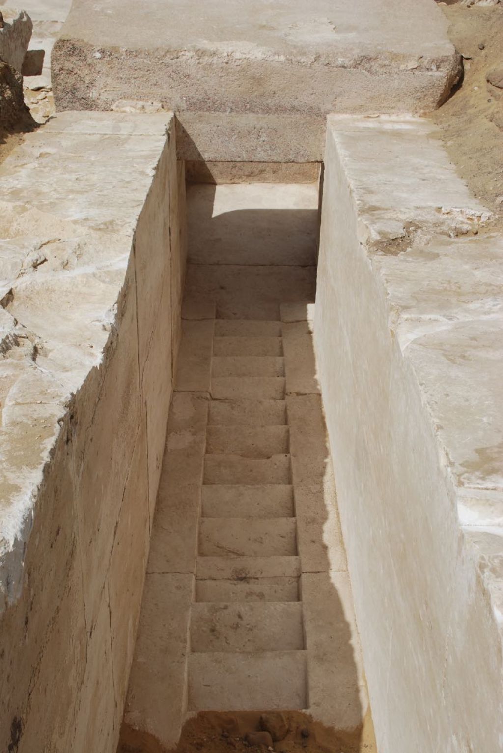 FOTO: V Egiptu so izkopali del piramide izpred 3700 let
