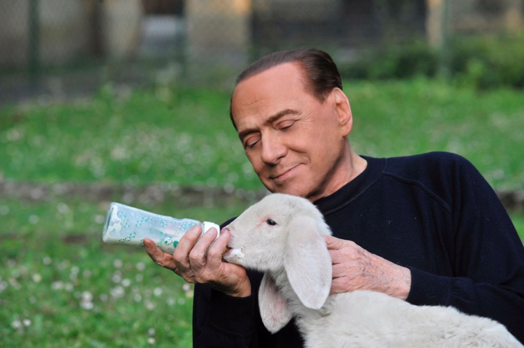 Berlusconi posvojil pet jagenjčkov