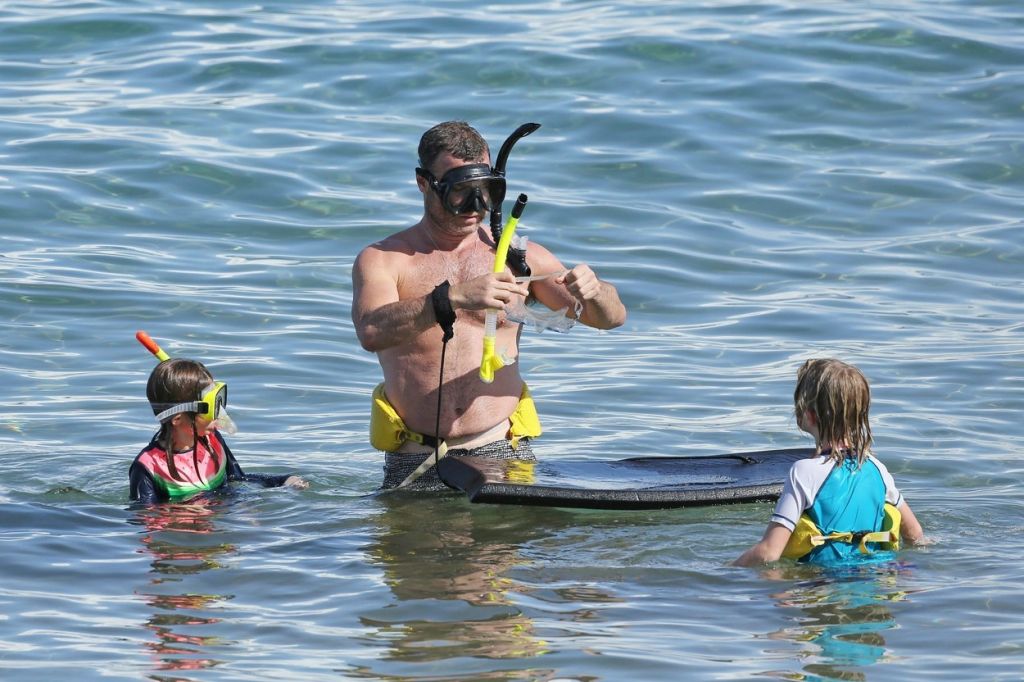 FOTO: Postavni očka z otrokoma uživa na Havajih