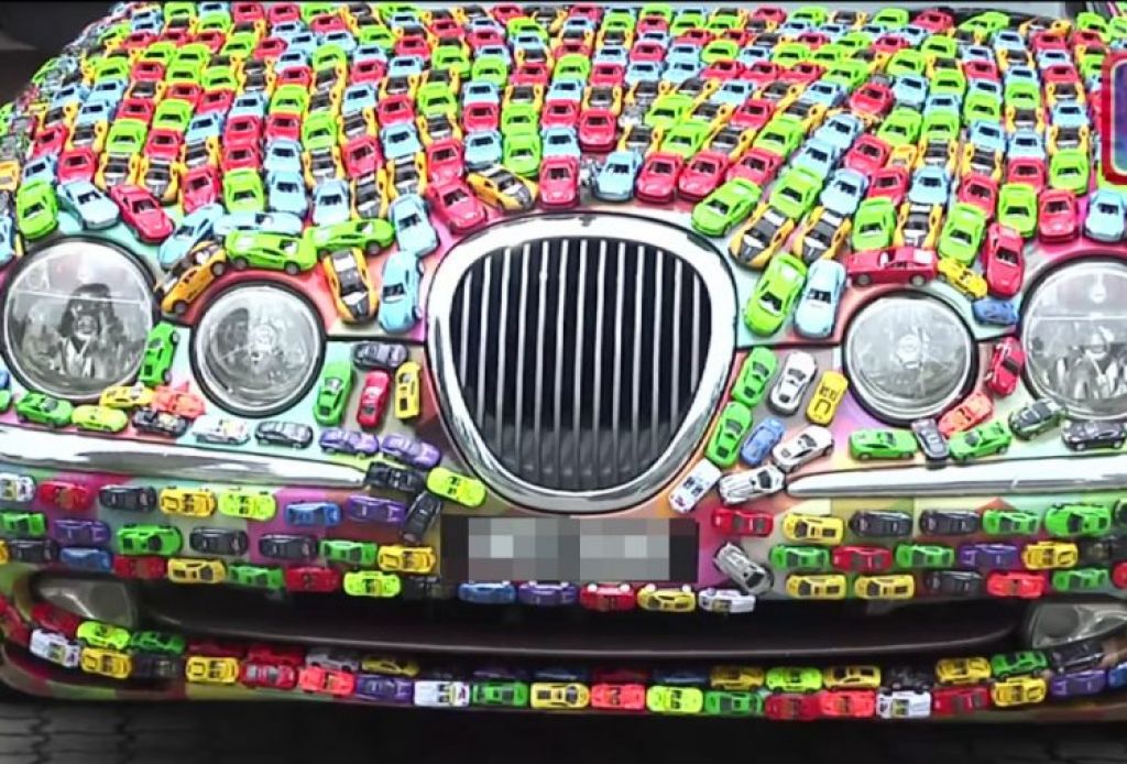 VIDEO: Svoj avto polepil s 4600 avtomobilčki