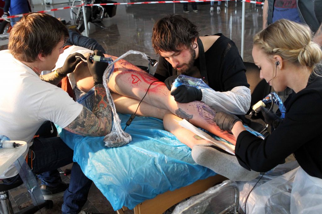 Štirje so tetovirali eno nogo