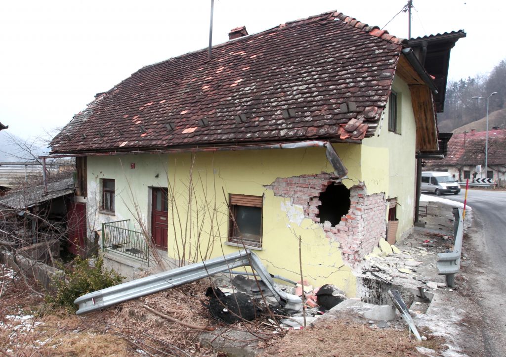 FOTO: Romanu taksi razdejal hišo