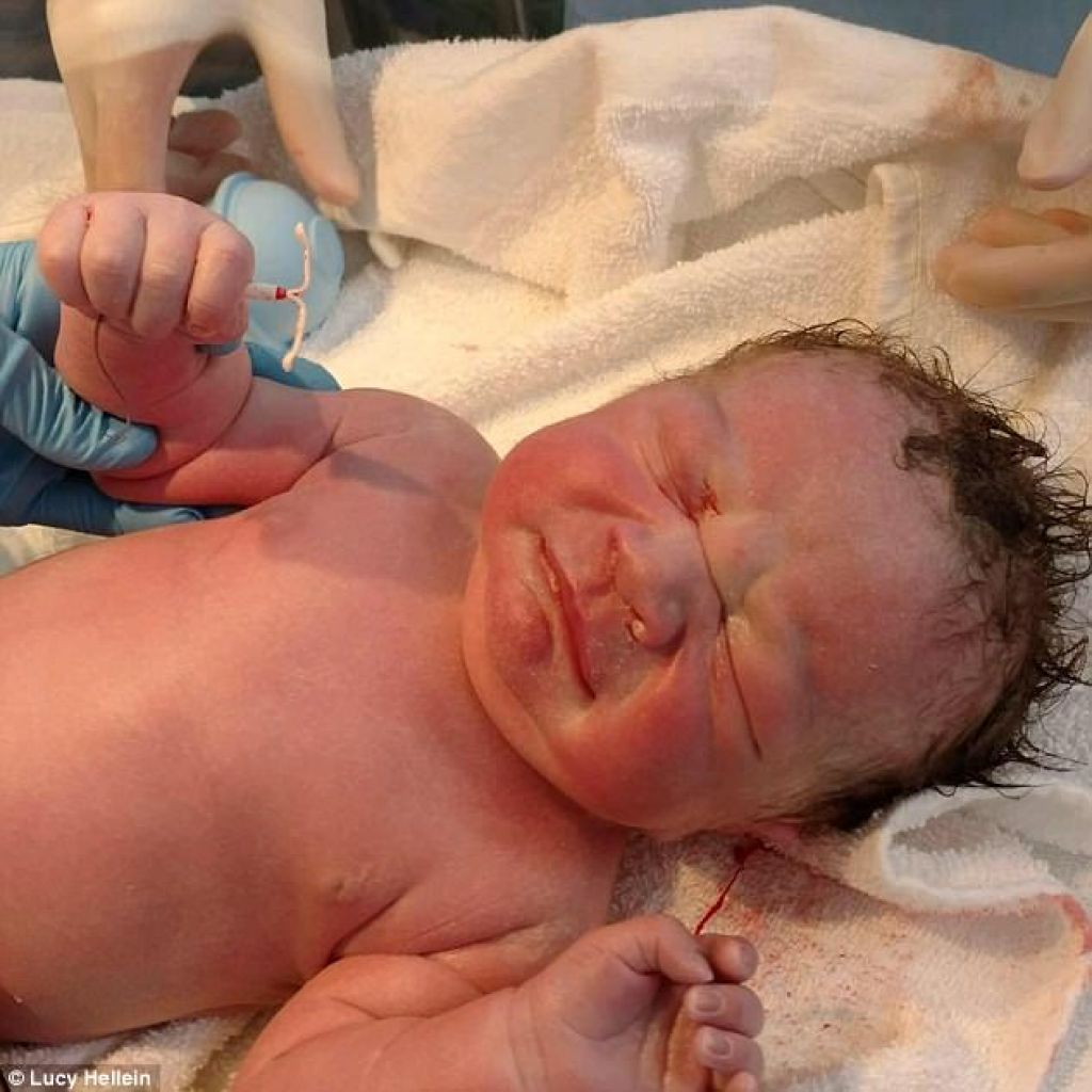 Novorojenček v roki držal kontracepcijo
