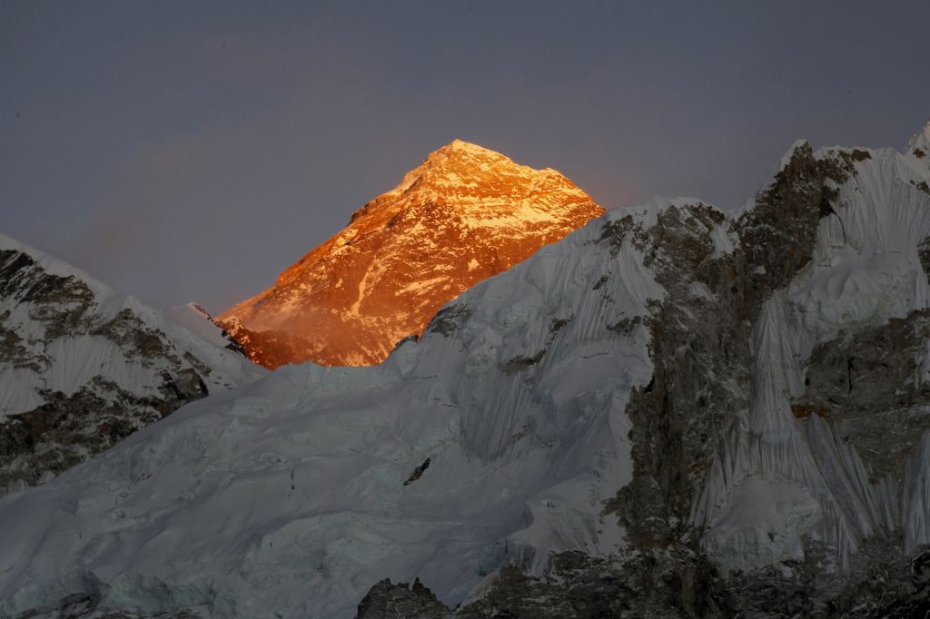 Na Everestu umrli štirje alpinisti