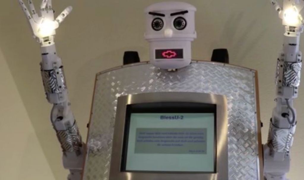 VIDEO: V cerkvi pridiga robot