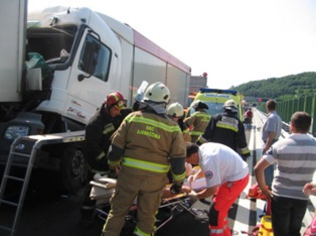 Nesreča zaprla štajerko: nalet štirih tovornjakov
