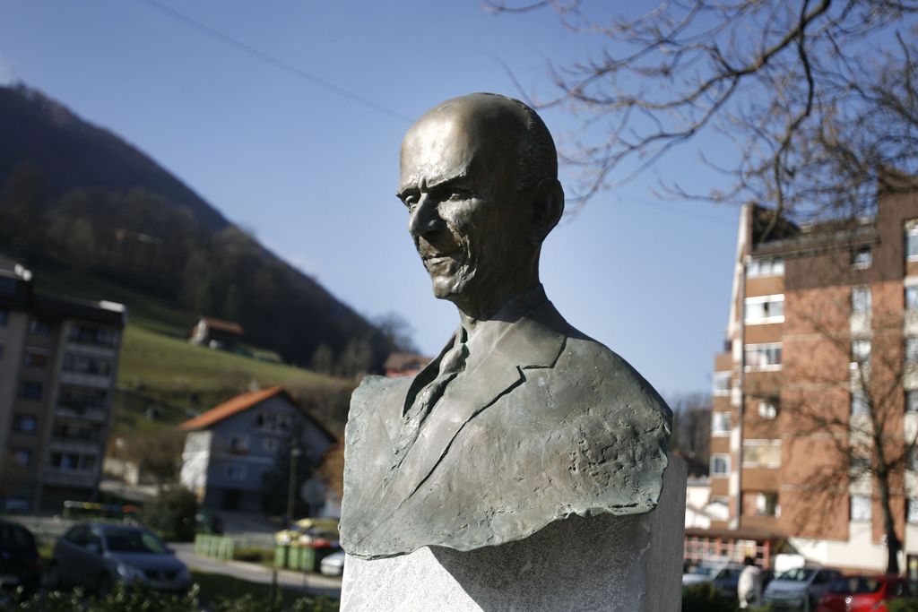 Višje sodišče: kip Janeza Drnovška ostaja