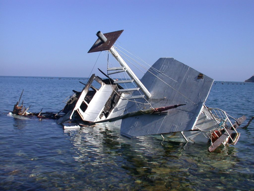 V Istri potonila ladja, policisti reševali 17 ljudi